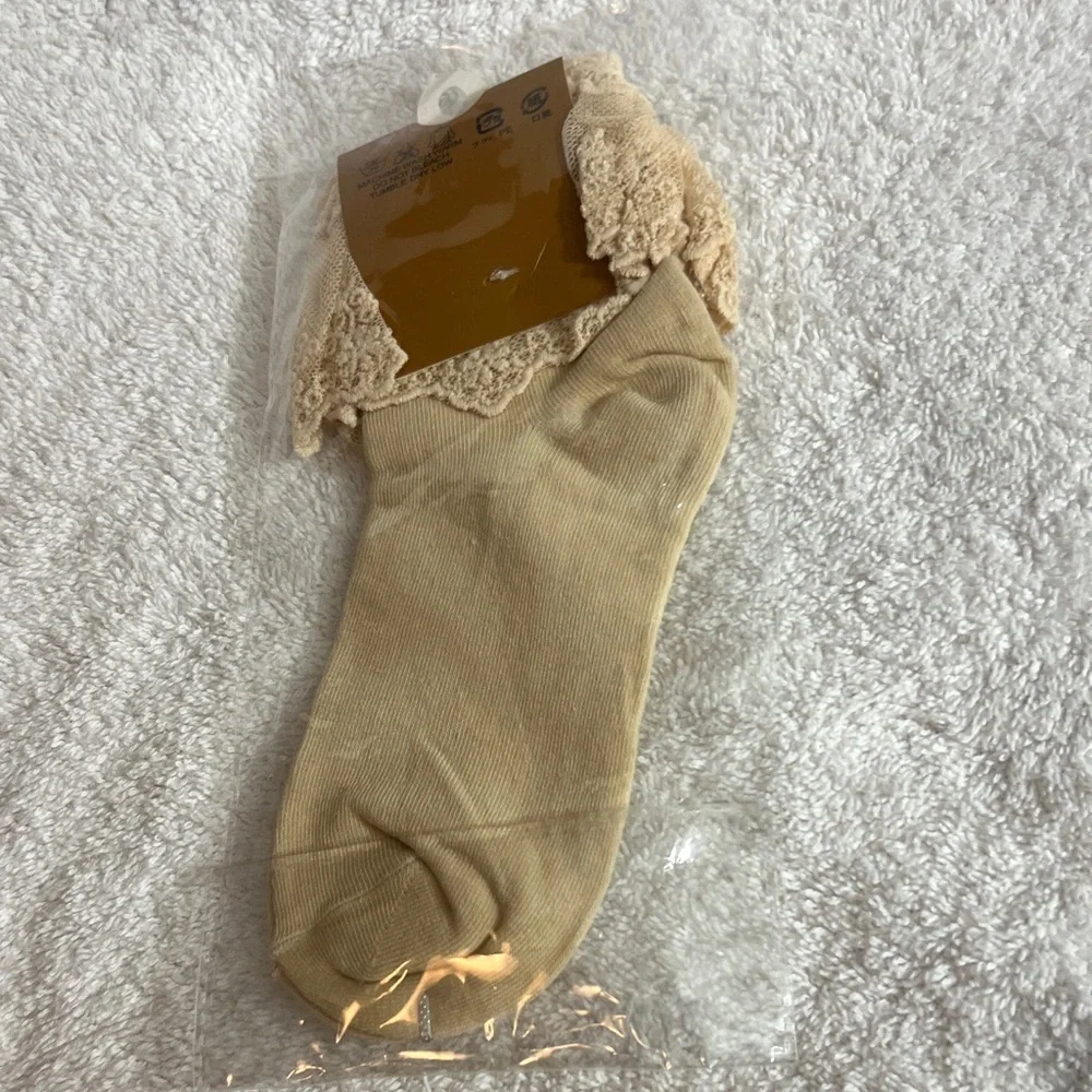 Lace Trim Ankle Socks in Cream